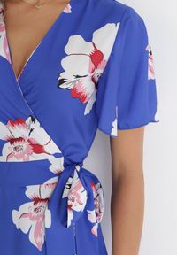 Born2be - Ciemnoniebieska Sukienka Diokharei. Kolor: niebieski. Materiał: wiskoza. Długość rękawa: krótki rękaw. Wzór: kwiaty. Typ sukienki: kopertowe. Długość: maxi #6