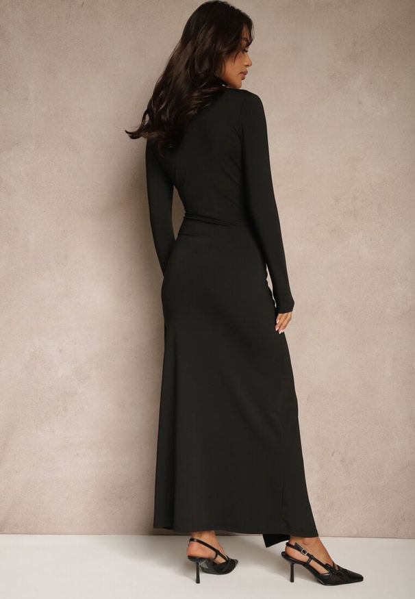 Renee - Czarna Taliowana Sukienka z Dodatkiem Wiskozy Ozdobiona Marszczeniami Heriova. Okazja: na co dzień. Kolor: czarny. Materiał: wiskoza. Długość rękawa: długi rękaw. Wzór: aplikacja. Typ sukienki: proste. Styl: casual