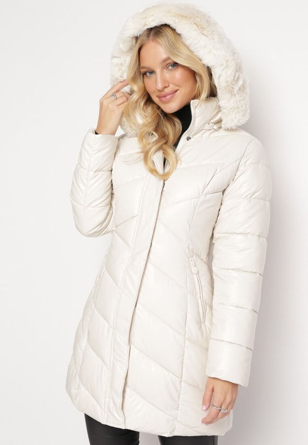 Born2be - Jasnobeżowa Pikowana Kurtka przed Kolano z Kapturem i Futerkiem Salasa. Typ kołnierza: kaptur. Kolor: beżowy. Materiał: futro. Długość: długie. Styl: elegancki