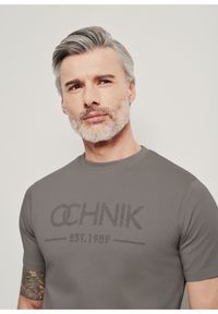 Ochnik - Szary T-shirt męski z logo. Kolor: szary. Materiał: bawełna #4