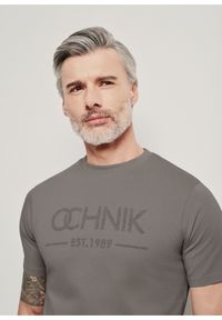 Ochnik - Szary T-shirt męski z logo. Kolor: szary. Materiał: bawełna. Długość: krótkie. Wzór: nadruk