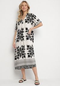 Born2be - Biała Sukienka Pudełkowa z Wiskozy z Dekoltem w Serek w Etniczny Wzór Abrellis. Okazja: na co dzień, na spacer. Typ kołnierza: dekolt w serek. Kolor: biały. Materiał: wiskoza. Długość rękawa: krótki rękaw. Styl: casual, elegancki #1