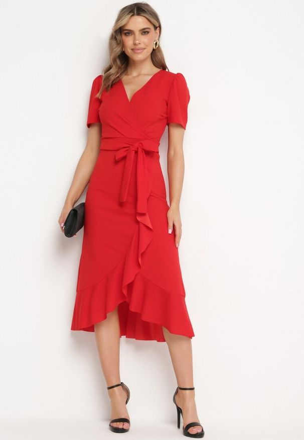 Born2be - Czerwona Sukienka Taliowana z Kopertowym Dekoltem i Falbanką Tatania. Okazja: na co dzień. Kolor: czerwony. Długość rękawa: krótki rękaw. Typ sukienki: kopertowe. Styl: klasyczny, casual, elegancki