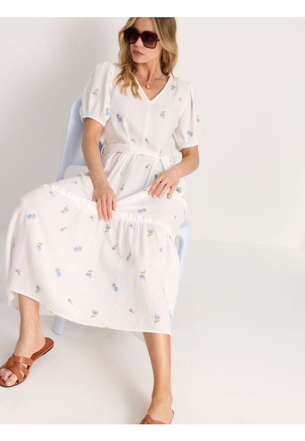 Sinsay - Bawełniana sukienka midi z haftowanymi kwiatami - wielobarwny. Materiał: bawełna. Wzór: haft, kwiaty. Długość: midi