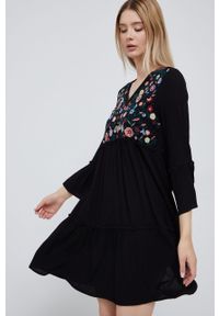 Vero Moda sukienka kolor czarny mini rozkloszowana. Kolor: czarny. Materiał: tkanina, włókno. Wzór: aplikacja. Typ sukienki: rozkloszowane. Długość: mini #4