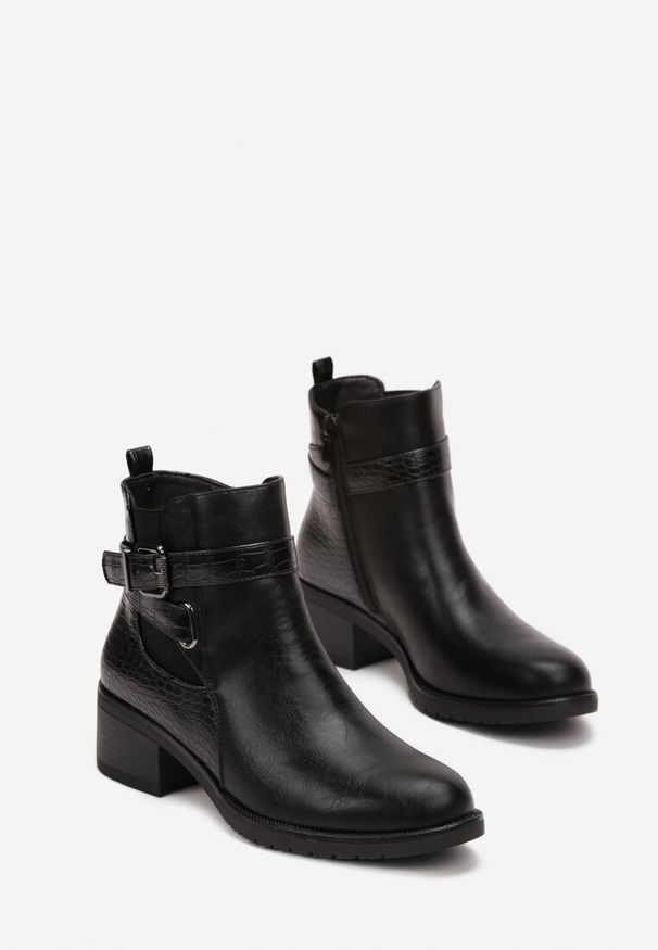 Born2be - Czarne Botki z Ekoskóry Imitującej Skórę Węża i Ozdobnymi Klamerkami Baranne. Zapięcie: pasek. Kolor: czarny. Materiał: skóra. Szerokość cholewki: normalna. Obcas: na obcasie. Wysokość obcasa: niski