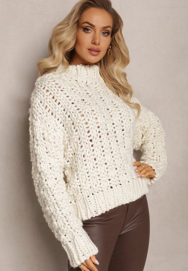 Renee - Jasnobeżowy Sweterkowy Półgolf z Szydełkowanej Włóczki Klimvi. Kolor: beżowy. Styl: elegancki
