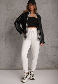 Renee - Białe Sportowe Spodnie Typu Jogger High Waist ze Ściągaczem w Talii Isirona. Okazja: na co dzień. Stan: podwyższony. Kolor: biały. Długość: krótkie. Styl: sportowy #3