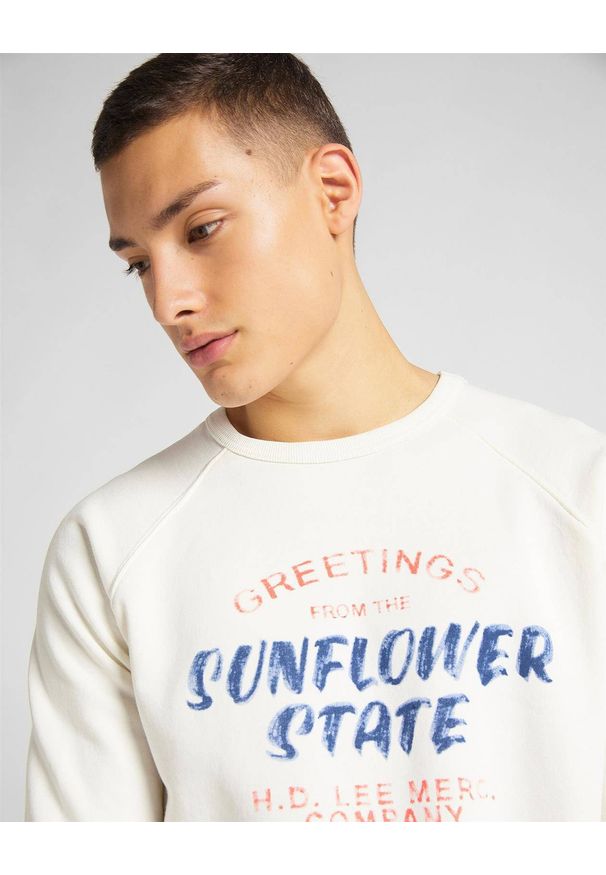 Lee - MĘSKA BLUZA LEE RAGLAN GRAPHIC SWS ECRU L83NSPNQ 112122411. Długość rękawa: raglanowy rękaw