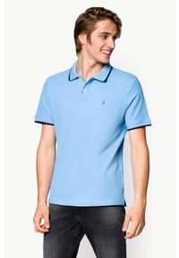 Lancerto - Koszulka Błękitna Polo Wayne. Typ kołnierza: polo. Kolor: niebieski. Materiał: tkanina, bawełna, materiał. Długość rękawa: krótki rękaw. Wzór: ze splotem. Styl: klasyczny #1