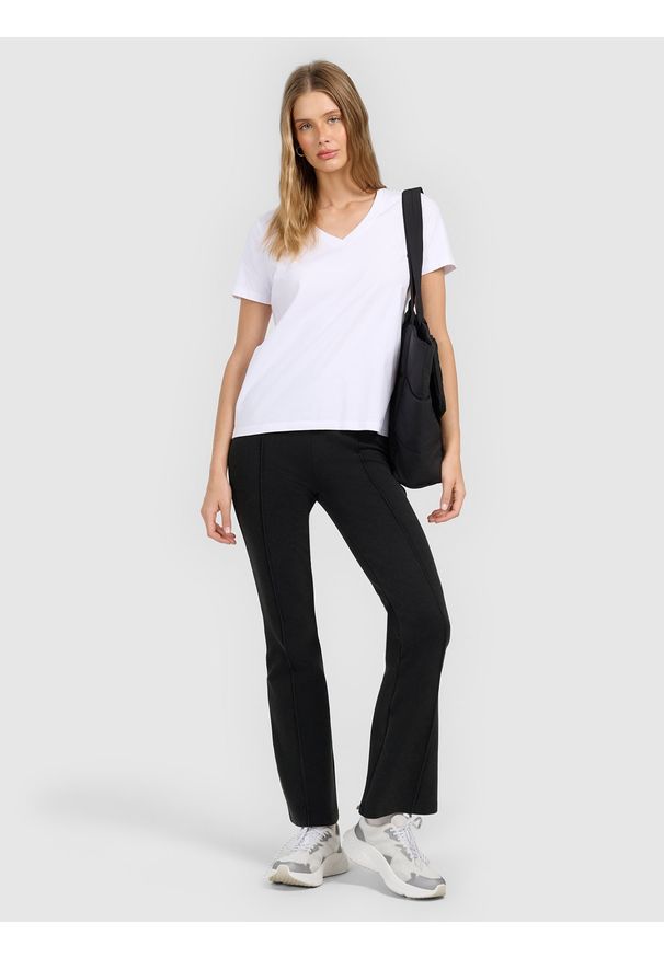 4f - 4F T-shirt regular gładki damski - biały L. Okazja: na co dzień, na spacer. Typ kołnierza: dekolt w serek. Kolor: biały. Materiał: materiał. Wzór: gładki. Styl: casual, sportowy, klasyczny