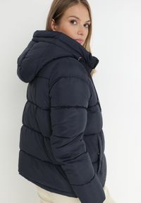 Born2be - Granatowa Kurtka Puffer Pikowana z Kapturem Shannone. Okazja: na co dzień. Typ kołnierza: kaptur. Kolor: niebieski. Długość rękawa: długi rękaw. Długość: długie. Wzór: jednolity. Sezon: zima, jesień. Styl: casual #4