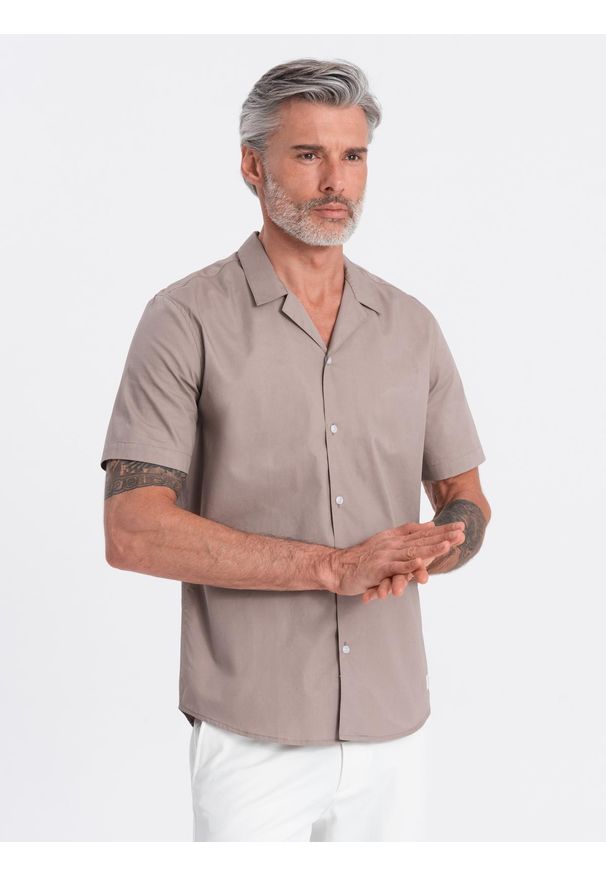 Ombre Clothing - Koszula męska z krótkim rękawem i kubańskim kołnierzem - ciemnobeżowa V3. Okazja: na co dzień. Kolor: beżowy. Materiał: tkanina, bawełna. Długość rękawa: krótki rękaw. Długość: krótkie. Wzór: gładki. Sezon: lato. Styl: klasyczny, casual
