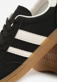 Born2be - Czarne Sneakersy na Kauczukowej Podeszwie z Geometrycznym Motywem Vikioria. Okazja: na co dzień. Kolor: czarny. Materiał: kauczuk. Wzór: geometria #8