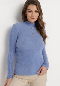Born2be - Niebieski Puchaty Wełniany Sweter z Półgolfem i Biżuteryjnymi Guzikami Xeminta. Kolor: niebieski. Materiał: wełna #4