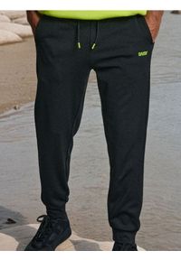 Sinsay - Spodnie jogger - czarny. Kolor: czarny