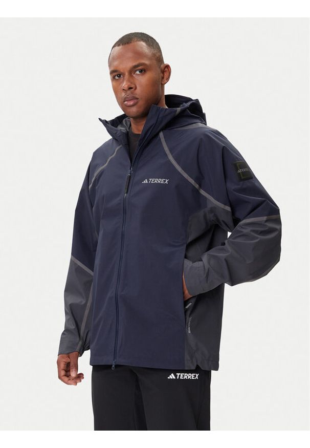 Adidas - adidas Kurtka przeciwdeszczowa Nat Geo Climaproof KC2343 Granatowy Loose Fit. Kolor: niebieski. Materiał: syntetyk. Technologia: ClimaProof (Adidas)