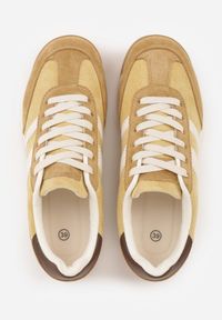 Renee - Żółte Sneakersy Ozdobione z Boku Paskami Ariene. Okazja: na co dzień. Zapięcie: pasek. Kolor: żółty. Materiał: jeans, materiał. Wzór: aplikacja. Sezon: wiosna #3