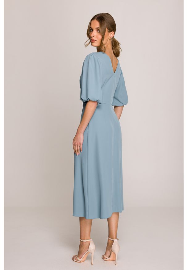 Stylove - Elegancka sukienka koktajlowa z bufiastymi rękawami błękitna. Okazja: na ślub cywilny, na wesele, na imprezę. Kolor: niebieski, różowy. Materiał: elastan, materiał. Długość rękawa: krótki rękaw. Sezon: lato. Typ sukienki: rozkloszowane. Styl: elegancki, wizytowy. Długość: midi