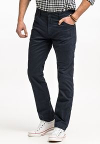 Wrangler - WRANGLER GREENSBORO MĘSKIE SPODNIE MATERIAŁOWE CHINO CHINOSY MARINE NAVY W15QOFB14 112320811. Materiał: materiał. Styl: marine