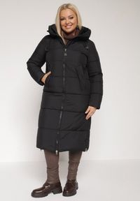 Born2be - Czarna Długa Kurtka Pikowana z Kapturem i Bocznymi Suwakami Mevoressa. Okazja: na spacer, na co dzień. Typ kołnierza: kaptur. Kolekcja: plus size. Kolor: czarny. Materiał: dzianina, jeans, poliester. Długość: długie. Styl: casual #1