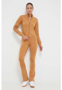 Guess bluza damska kolor brązowy gładka. Okazja: na co dzień. Kolor: brązowy. Materiał: materiał, wiskoza. Wzór: gładki. Styl: casual #2