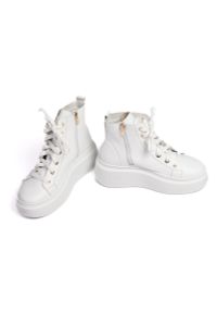 Inna - Sneakersy wysokie na platformie skórzane białe Sempre 23-396-39. Kolor: biały. Materiał: skóra. Wzór: grochy. Obcas: na platformie