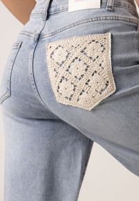 Born2be - Niebieskie Jeansy o Szerokim Fasonie z Wysokim Stanem Zdobione Haftem Liluth. Okazja: na co dzień, na spotkanie biznesowe, do pracy. Stan: podwyższony. Kolor: niebieski. Wzór: aplikacja, haft. Styl: casual, biznesowy, elegancki, klasyczny #3