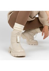 Beżowe Śniegowce Filippo Ocieplane Buty Damskie. Okazja: na spacer. Zapięcie: zamek. Kolor: beżowy. Materiał: materiał. Wzór: napisy. Sezon: zima #1