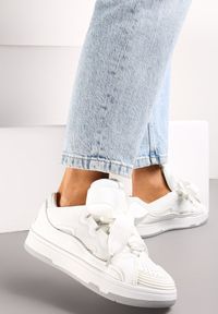 Renee - Białe Sneakersy z Dekoracyjnym Sznurowaniem i Wstawką na Języku Cristen. Kolor: biały #2