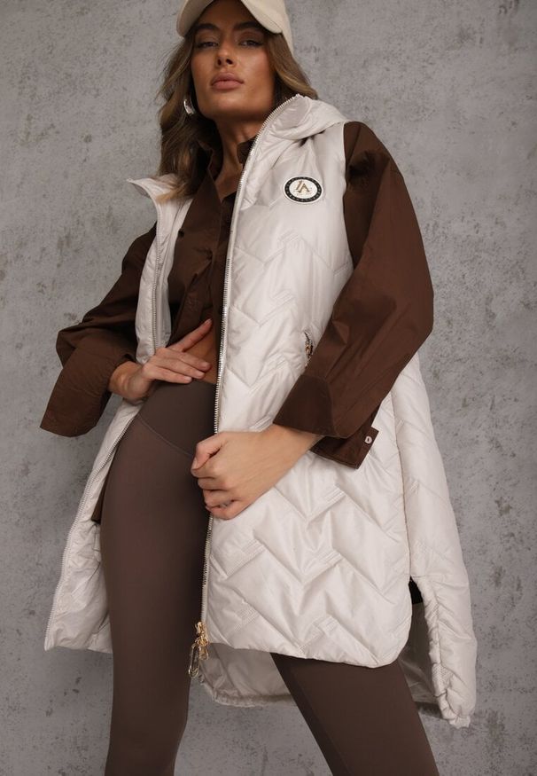 Renee - Jasnoszara Długa Pikowana Kamizelka z Kapturem i Ozdobną Naszywką Mentape. Typ kołnierza: kaptur. Kolor: szary. Długość: długie. Wzór: aplikacja. Styl: sportowy