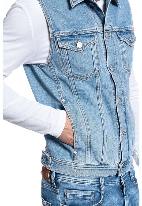 Mustang - MĘSKI BEZRĘKAWNIK JEANSOWY MUSTANG BIKER VEST 1009610 5000 210. Materiał: jeans. Długość rękawa: bez rękawów
