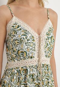 Born2be - Zielono-Beżowa Rozkloszowana Sukienka z Bawełny na Cienkich Ramiączkach z Gumką w Pasie i Haftem Xuretta. Okazja: na spacer, na imprezę. Typ kołnierza: dekolt w kształcie V. Kolor: zielony. Materiał: bawełna. Długość rękawa: na ramiączkach. Wzór: haft. Sezon: lato. Styl: boho #2