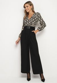 Born2be - Czarno-Beżowy Wzorzysty Kombinezon Kopertowy z Prostymi Nogawkami i Elastycznym Paskiem Tinadorae. Okazja: na co dzień. Kolor: czarny. Materiał: tkanina. Długość rękawa: długi rękaw. Długość: długie. Styl: casual, elegancki #1
