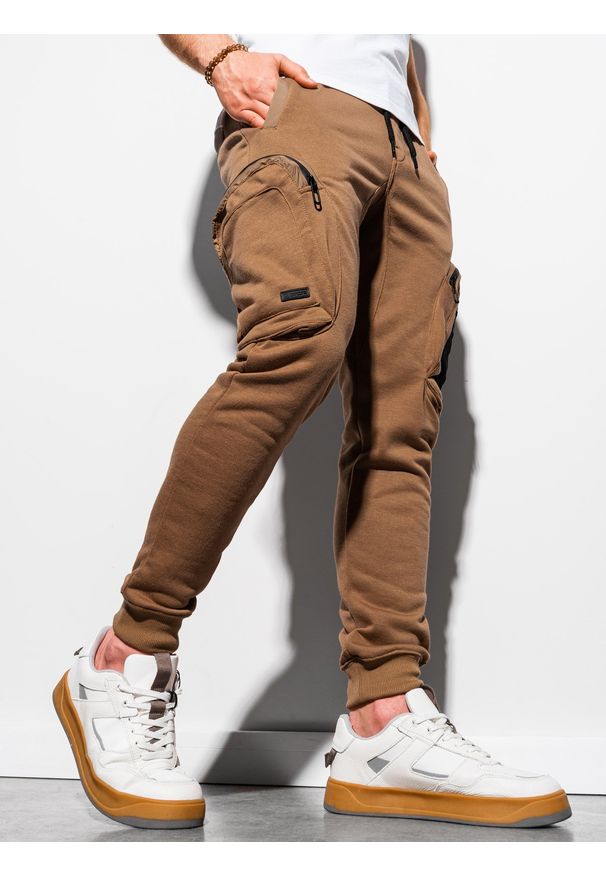 Ombre Clothing - Spodnie męskie dresowe joggery P918 - brązowe - M. Kolor: brązowy. Materiał: dresówka