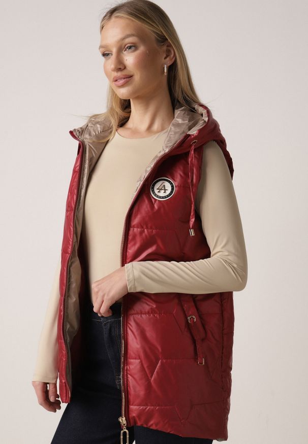 Born2be - Czerwona Pikowana Kamizelka o Długim Kroju z Nieodpinanym Kapturem i Aplikacją Koretes. Okazja: na co dzień. Kolor: czerwony. Materiał: prążkowany, poliester. Długość: długie. Wzór: aplikacja. Styl: casual