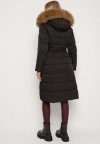 Born2be - Czarna Długa Kurtka Pikowana z Kapturem z Futerkiem i Paskiem w Talii Avesiia. Okazja: do pracy, na spotkanie biznesowe. Typ kołnierza: kaptur. Kolor: czarny. Materiał: futro. Długość: długie. Styl: biznesowy #4