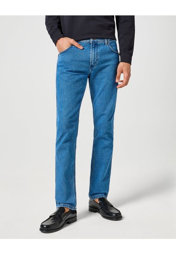 Wrangler - WRANGLER MĘSKIE SPODNIE JEANSOWE GREENSBORO SADDLESTONE 112355021