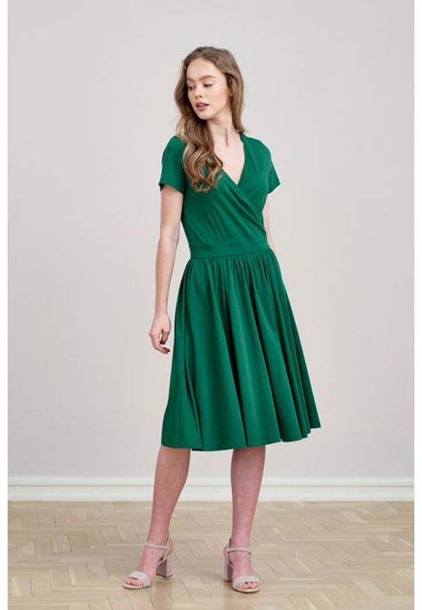 Marie Zélie - Sukienka Larissa ciemnozielona krótki rękaw. Kolor: zielony. Materiał: dzianina. Długość rękawa: krótki rękaw. Typ sukienki: kopertowe