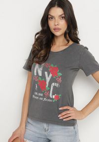 Born2be - Ciemnoszary T-shirt z Bawełny Ozdobiony Napisami i Kwiatami Savierele. Okazja: na co dzień. Kolor: szary. Materiał: bawełna. Wzór: aplikacja, kwiaty, napisy. Styl: klasyczny, casual #3
