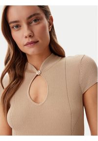 Guess Sukienka dzianinowa W5GK46 Z3L10 Brązowy Slim Fit. Kolor: brązowy. Materiał: wiskoza