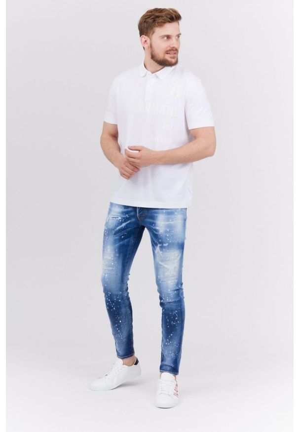 Armani Exchange - ARMANI EXCHANGE Biała koszulka polo z nadrukiem. Typ kołnierza: polo. Kolor: biały. Materiał: bawełna. Wzór: nadruk