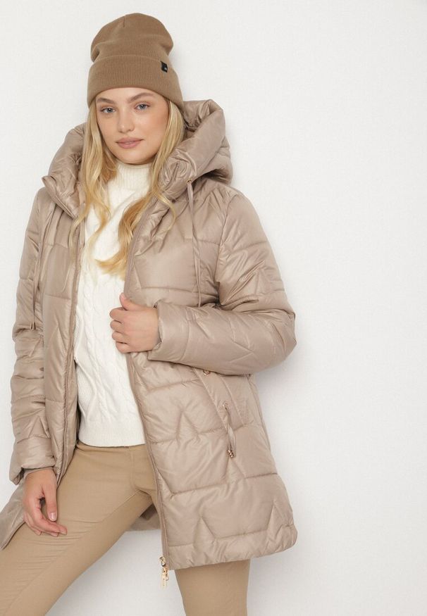 Born2be - Brązowa Pikowana Kurtka o Prostym Kroju z Kapturem Nalarea. Okazja: na co dzień. Typ kołnierza: kaptur. Kolekcja: plus size. Kolor: brązowy. Materiał: poliester, jeans, dzianina. Styl: elegancki, casual, klasyczny