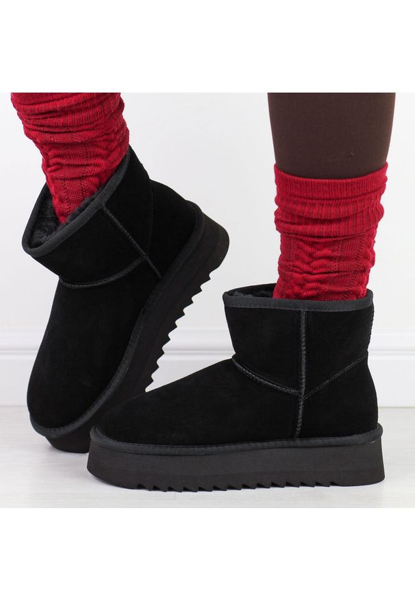 Czarne skórzane ciepłe zimowe mukluki, eskimoski T.Sokolski 531. Okazja: na spacer, na co dzień. Nosek buta: okrągły. Kolor: czarny. Materiał: zamsz, skóra. Szerokość cholewki: normalna. Sezon: zima. Obcas: na platformie. Styl: elegancki, casual, klasyczny