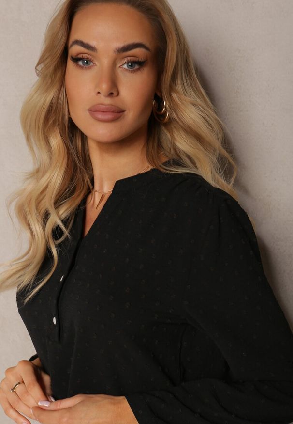 Renee - Czarna Bluzka z Guzikami z Tkaniny Plumeti Jorale. Kolor: czarny. Materiał: tkanina. Styl: elegancki