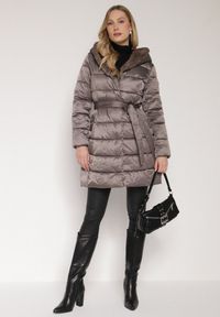 Born2be - Szara Długa Kurtka Ozdobiona Pikowaniem z Nieodpinanym Kapturem i Paskiem Lidaveia. Okazja: na co dzień. Kolor: szary. Materiał: jeans. Długość: długie. Wzór: aplikacja. Styl: klasyczny, casual, elegancki #4