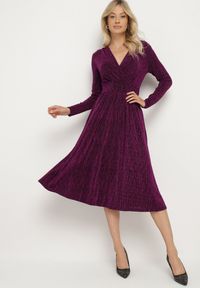 Born2be - Fioletowa Taliowana Sukienka z Wiskozą o Rozkloszowanym Kroju Zdobiona Metaliczną Nicią Mesinae. Okazja: na spotkanie biznesowe, do pracy. Typ kołnierza: dekolt w kształcie V. Kolor: fioletowy. Materiał: wiskoza. Długość rękawa: długi rękaw. Wzór: aplikacja. Typ sukienki: rozkloszowane. Styl: biznesowy, elegancki, glamour, wizytowy #7