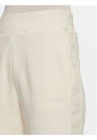 Guess Spodnie dresowe Stacie V4BB00 KC5O0 Écru Regular Fit. Materiał: bawełna