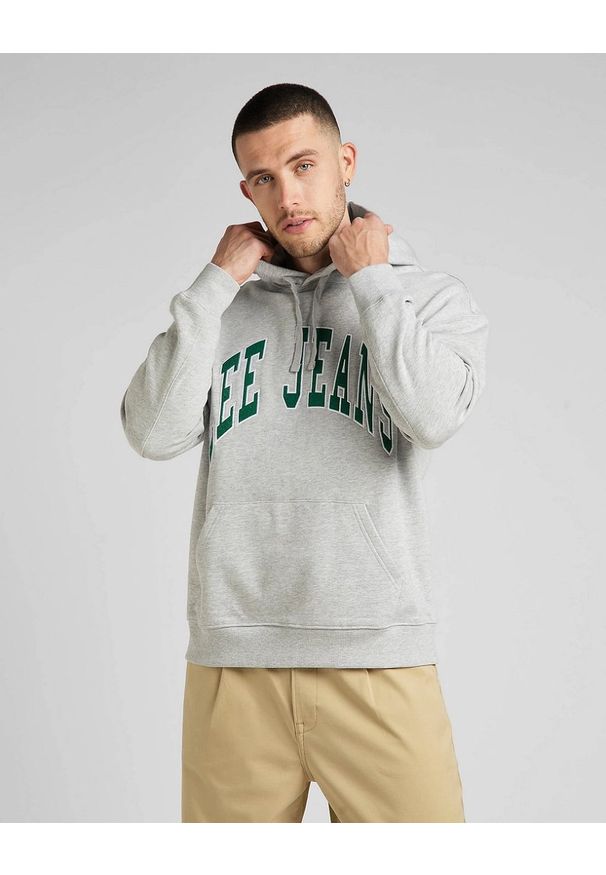 Lee - LEE HOODIE SEASONAL MĘSKA BLUZA KLASYCZNA Z KAPTUREM LOGO GREY MELE L84JRYMP 112322632. Okazja: na co dzień. Typ kołnierza: kaptur. Materiał: bawełna, jeans, materiał, wiskoza. Długość rękawa: długi rękaw. Długość: długie. Wzór: melanż. Sezon: zima, jesień. Styl: klasyczny