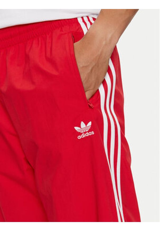 Adidas - adidas Spodnie dresowe Adicolor Woven Firebird IT2498 Czerwony Regular Fit. Kolor: czerwony. Materiał: syntetyk